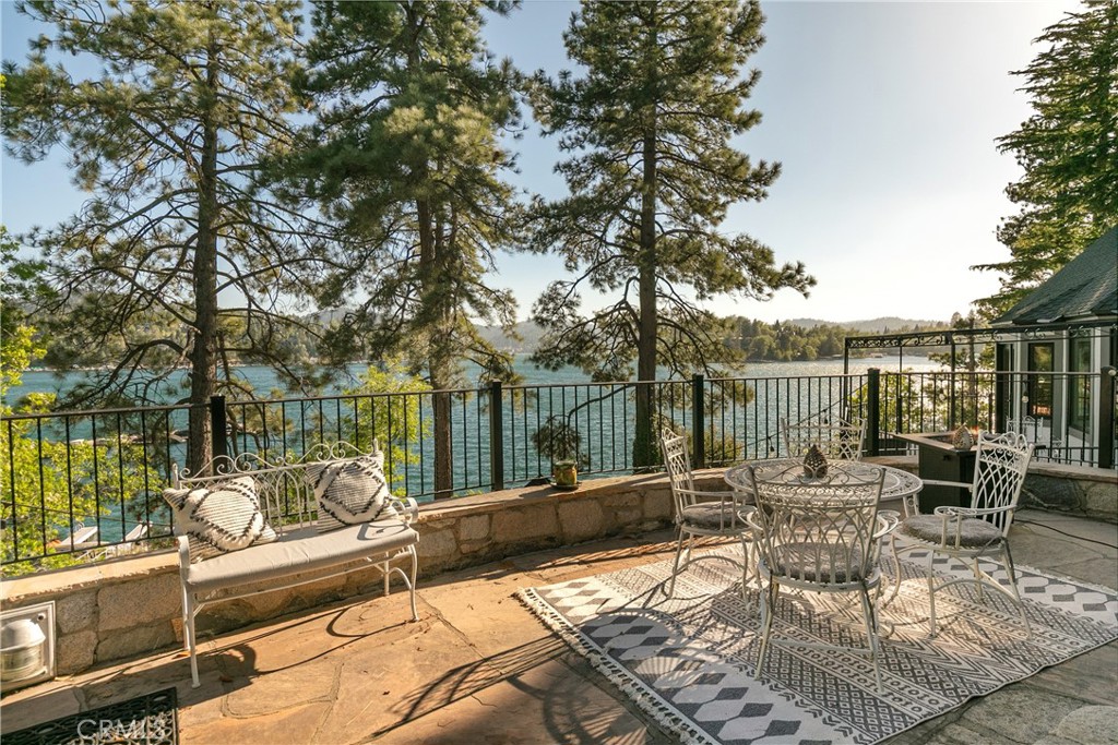 923 Lake Edge Way