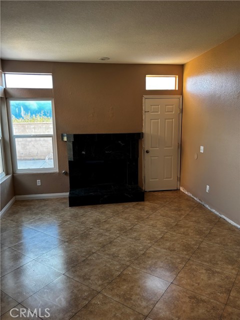 Detail Gallery Image 7 of 14 For 12533 Loma Verde, Victorville,  CA 92392 - 3 Beds | 2/1 Baths