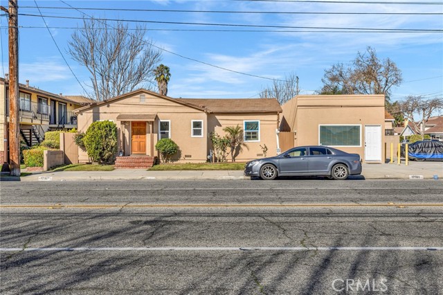 17105 Woodruff Avenue, Bellflower CA: https://media.crmls.org/medias/5fc4888c-58f9-4beb-b7ed-13360628d34a.jpg