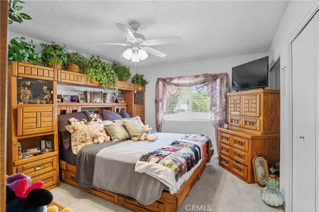 https://media.crmls.org/medias/5fc55ffb-06e1-4e6c-afb8-7861a747d976.jpg?preset=X-Large