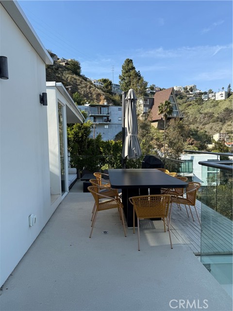 8672 Franklin Avenue, Los Angeles CA: https://media.crmls.org/medias/5fc6c021-11b0-438c-96b3-3d2291b5fcbc.jpg