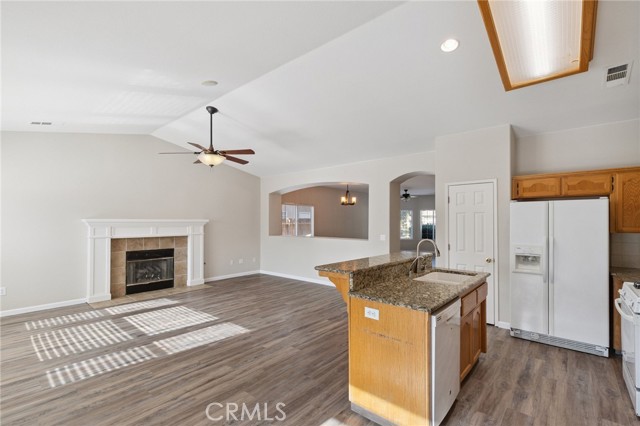 525 Mallard Avenue, Lemoore CA: https://media.crmls.org/medias/5fc745b8-aef2-4ac4-b841-339d14748a32.jpg