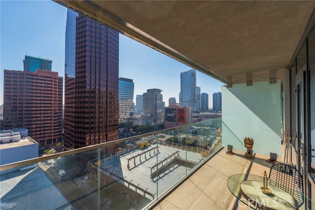 877 Francisco Street, Los Angeles CA: https://media.crmls.org/medias/5fc77802-1fca-4e15-8687-a196cc649857.jpg