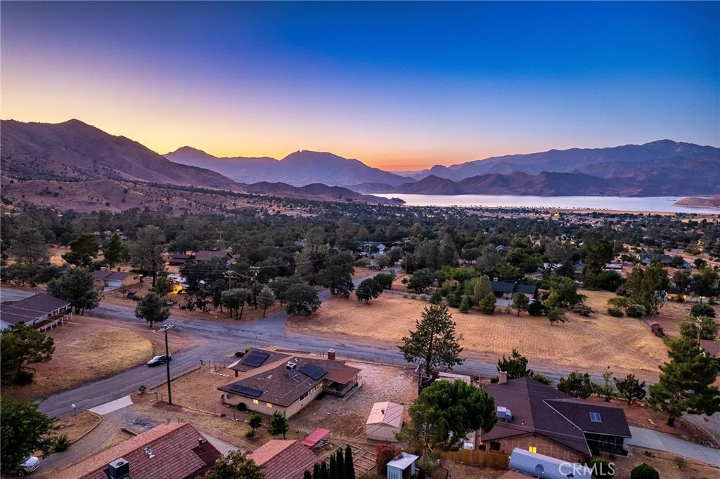 https://media.crmls.org/medias/5fc8163b-6956-475a-8012-434973459a74.jpg?preset=X-Large