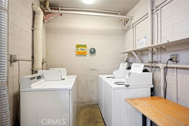 1422 N Curson Avenue, Los Angeles CA: https://media.crmls.org/medias/5fc93d03-9eca-426d-b94d-832f8dd984e8.jpg
