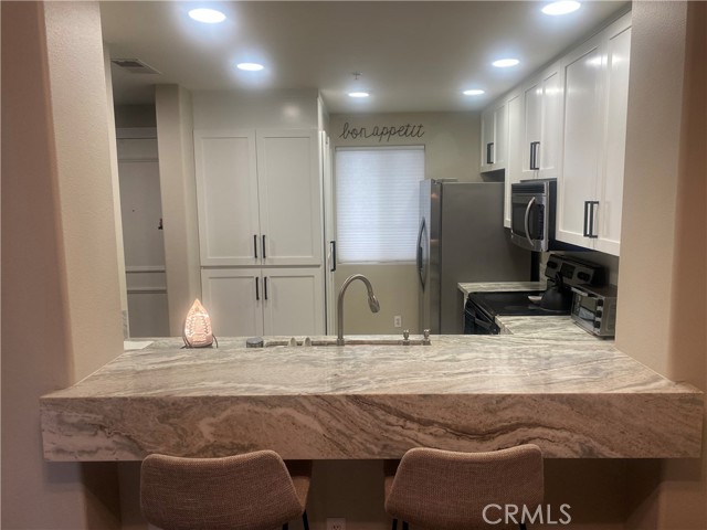 Detail Gallery Image 3 of 27 For 2233 Martin #208,  Irvine,  CA 92612 - 1 Beds | 1 Baths