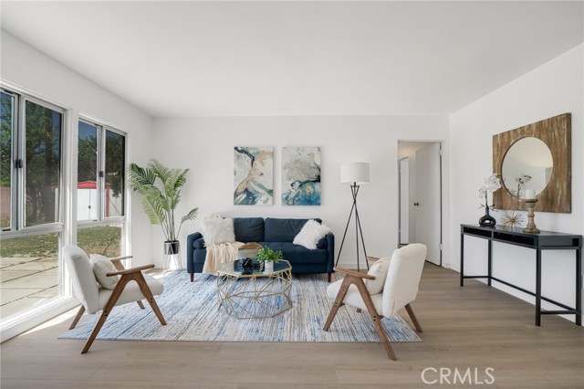 Detail Gallery Image 2 of 24 For 8207 Yarmouth, Reseda,  CA 91335 - 4 Beds | 2 Baths