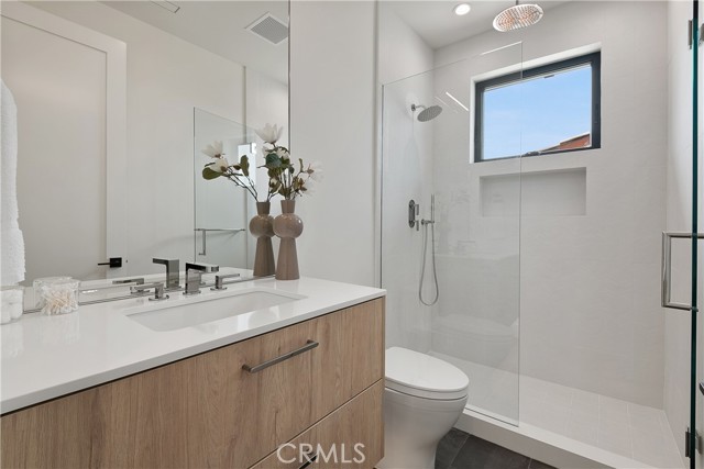 Detail Gallery Image 41 of 65 For 2104 Laurel Ave, Manhattan Beach,  CA 90266 - 5 Beds | 5/1 Baths