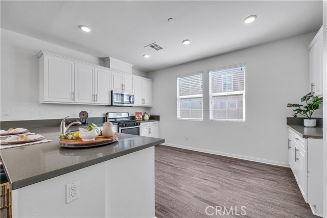 5855 Silveira Street, Eastvale CA: https://media.crmls.org/medias/5fcf45e7-4619-4384-9571-9e651cb73df8.jpg