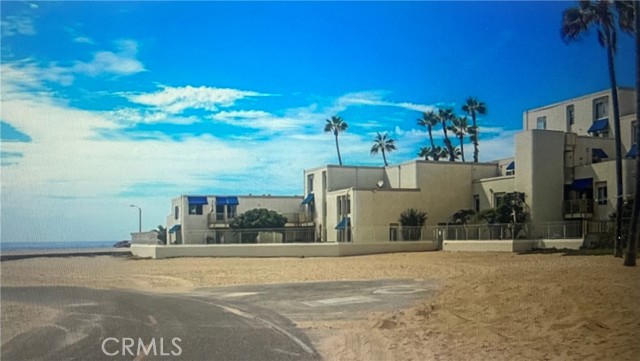 711 Pacific Coast, Huntington Beach CA: https://media.crmls.org/medias/5fd050ab-1928-4827-98de-b3100c3da09d.jpg