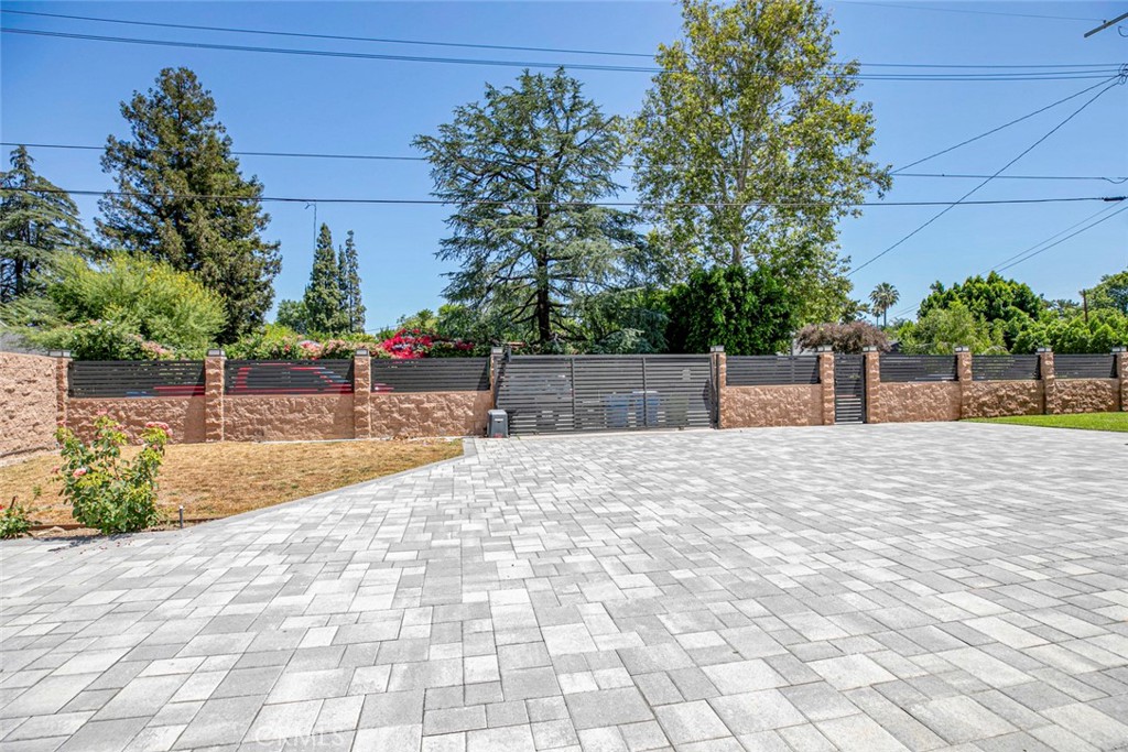 https://media.crmls.org/medias/5fd2d49d-f0fd-4548-a05d-6a90ee4e26d4.jpg?preset=X-Large