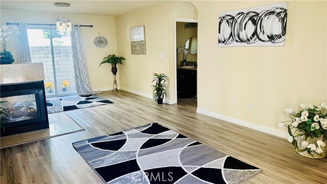 Detail Gallery Image 4 of 45 For 18336 1/2 Keswick St, Reseda,  CA 91335 - 4 Beds | 3/1 Baths