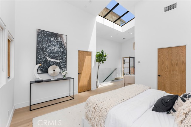 1035 1/2 N Vista Street, West Hollywood CA: https://media.crmls.org/medias/5fd92835-b306-49eb-b349-23624adcc1c1.jpg