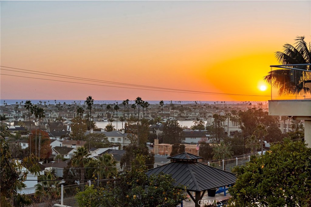 https://media.crmls.org/medias/5fd9ff13-3d64-48c3-ab0a-4f21a917774d.jpg?preset=X-Large