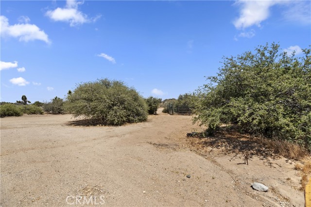8328 Chateau Road, Phelan CA: https://media.crmls.org/medias/5fda5a8c-92dd-4dd3-b5c1-9a3805feaa76.jpg