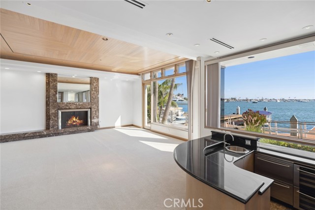 39 Linda Isle, Newport Beach CA: https://media.crmls.org/medias/5fdc3ea7-0a76-4139-a46c-6b0d522d483c.jpg