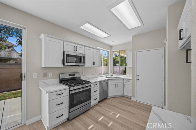 Detail Gallery Image 9 of 32 For 929 Mesa Alta Cir, Corona,  CA 92879 - 3 Beds | 2/1 Baths