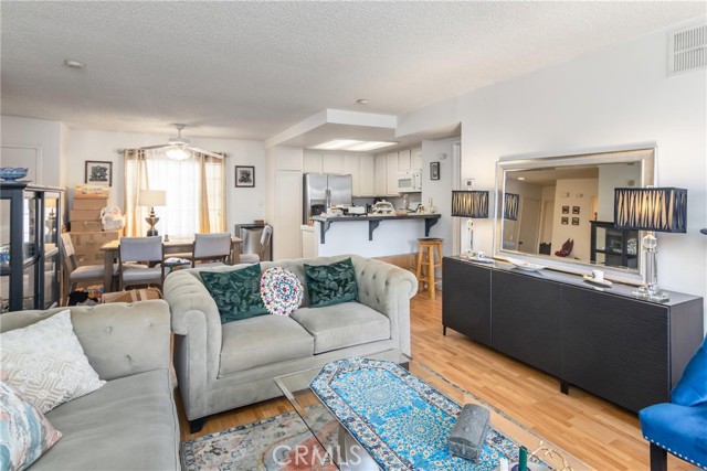 Detail Gallery Image 6 of 20 For 20235 Keswick St #212,  Winnetka,  CA 91306 - 2 Beds | 2 Baths