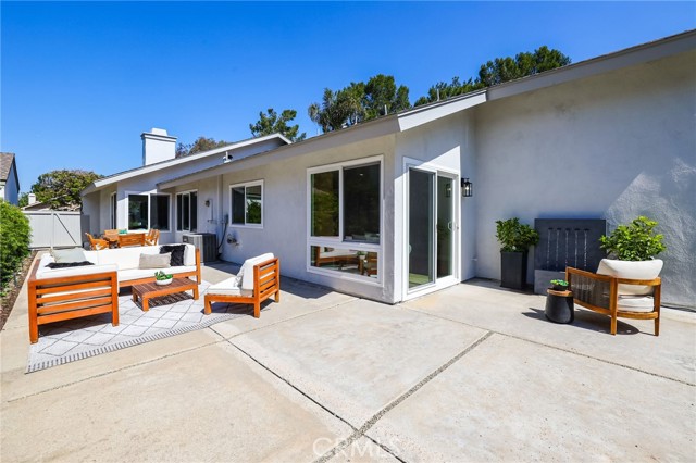 25 Almond Tree Lane, Irvine CA: https://media.crmls.org/medias/5fe202c2-bf38-40d6-a9ac-bbc7da6197ca.jpg
