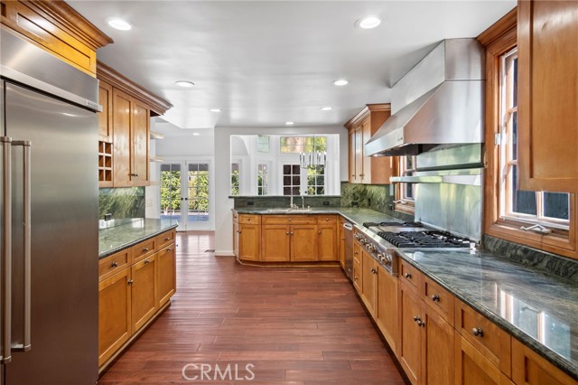 Detail Gallery Image 18 of 27 For 4800 Brewster Dr, Tarzana,  CA 91356 - 4 Beds | 4 Baths