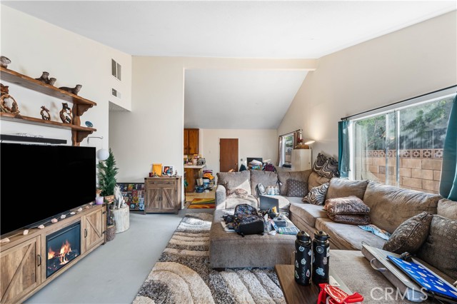 22038 Alamogordo Road, Saugus CA: https://media.crmls.org/medias/5fe495bc-1e4d-46de-b9c5-70f470a443f8.jpg