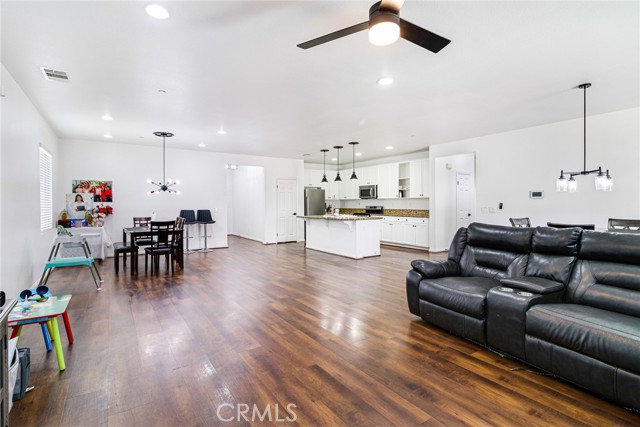15992 Yosemite Street, Victorville CA: https://media.crmls.org/medias/5fe71656-eef6-418c-a735-8a6d29730249.jpg