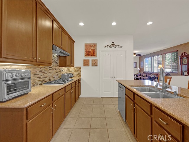 20361 Julia Lane, Saugus CA: https://media.crmls.org/medias/5fe87f1b-cc56-4393-a895-dd316b5f5665.jpg