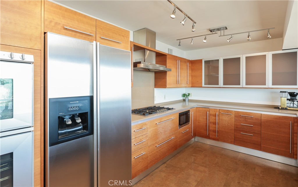 https://media.crmls.org/medias/5feed706-ee2a-4999-9854-36a7c2104f6d.jpg?preset=X-Large