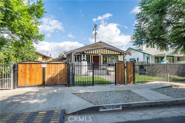 765 E 52nd Place, Los Angeles CA: https://media.crmls.org/medias/5ff081fd-d0b9-45c9-9f67-1c20fa3cbd66.jpg