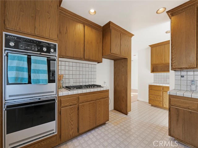 Detail Gallery Image 17 of 55 For 345 S Beachwood Dr, Burbank,  CA 91506 - 5 Beds | 3 Baths