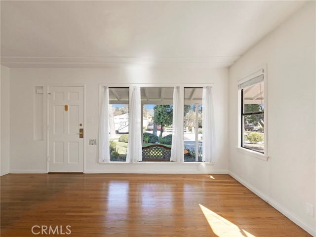 Detail Gallery Image 8 of 55 For 345 S Beachwood Dr, Burbank,  CA 91506 - 5 Beds | 3 Baths