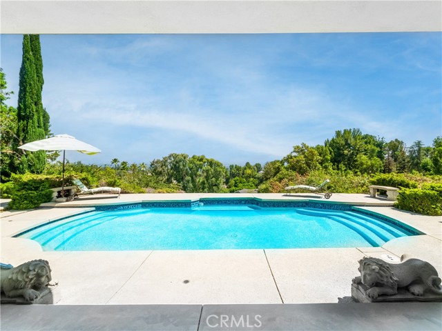 20193 Adele Drive, Woodland Hills CA: https://media.crmls.org/medias/5ff7da83-30e6-408f-9c34-81bd5db9abc1.jpg