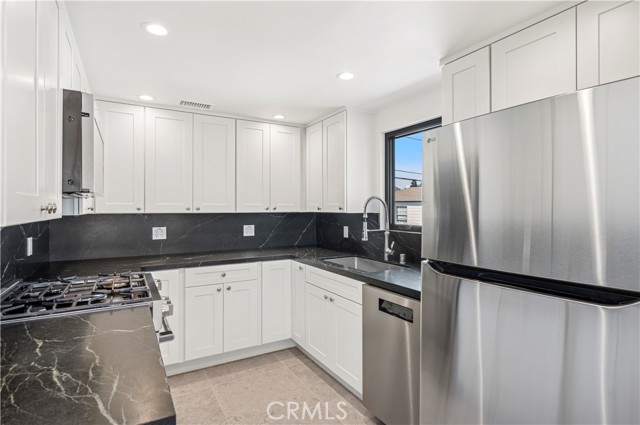 441 1/2 Goldenrod Avenue, Corona del Mar CA: https://media.crmls.org/medias/5ffa3aab-59b4-4867-9330-df5b105f023f.jpg