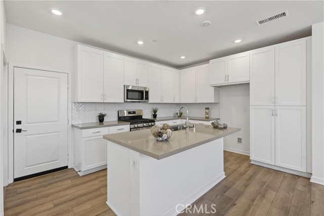 Detail Gallery Image 5 of 63 For 4044 Shada Ln, Corona,  CA 92883 - 4 Beds | 3 Baths