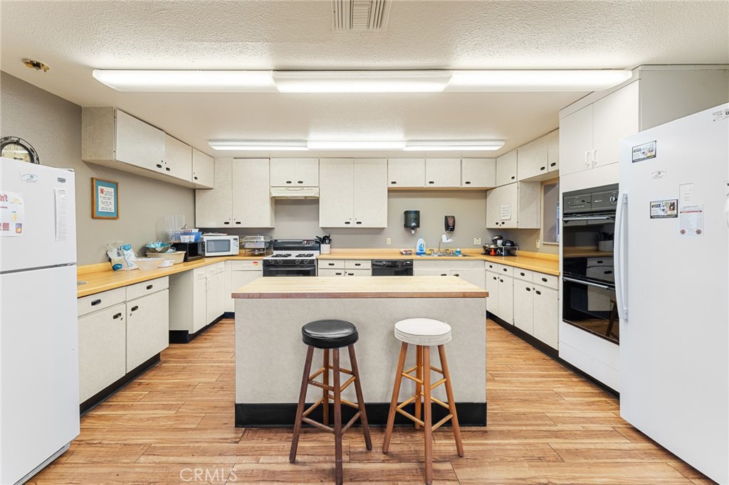 https://media.crmls.org/medias/5ffd74b3-c058-4815-8ded-361052bd6885.jpg?preset=X-Large