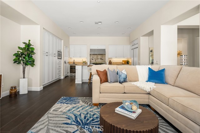 21270 Elda Cir, Huntington Beach CA: https://media.crmls.org/medias/60041450-a3c1-4149-a319-487a3e35ab15.jpg
