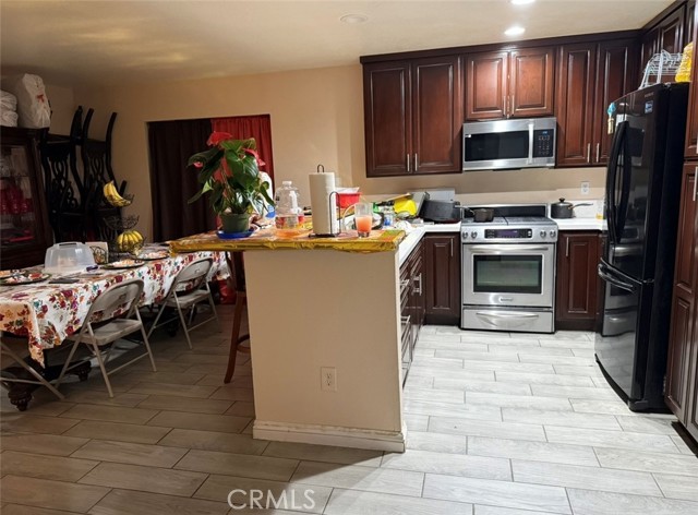 Detail Gallery Image 8 of 20 For 14565 Green River Rd, Victorville,  CA 92394 - 4 Beds | 2/1 Baths