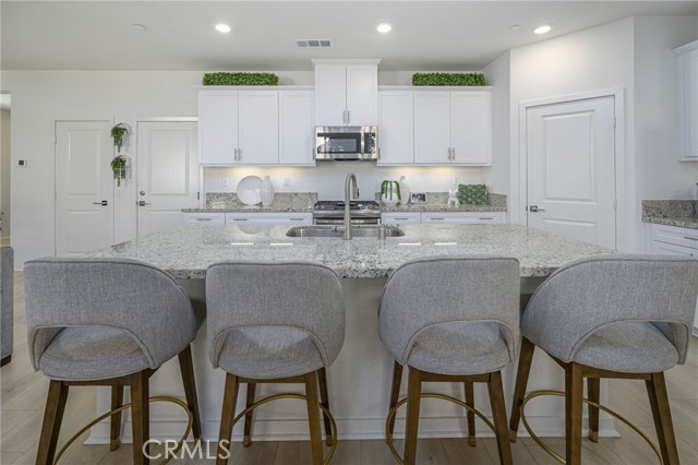 Detail Gallery Image 7 of 43 For 2242 Yuzu St, Corona,  CA 92883 - 4 Beds | 3 Baths
