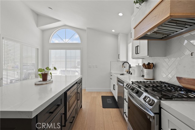 Detail Gallery Image 4 of 29 For 19983 Crestview Dr, Canyon Country,  CA 91351 - 3 Beds | 2 Baths