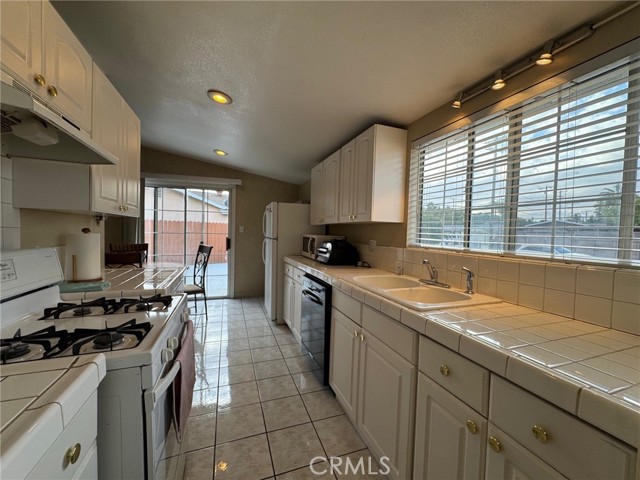 Detail Gallery Image 7 of 19 For 11250 Blucher, Granada Hills,  CA 91344 - 3 Beds | 2 Baths