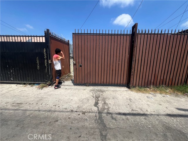 5881 S Broadway, Los Angeles CA: https://media.crmls.org/medias/600b6a54-e1d3-41a0-be1e-ea14cf80544a.jpg