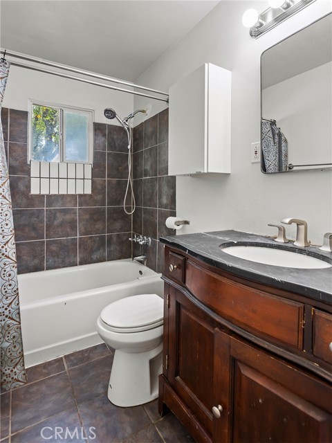 2215 N Brighton Street, Burbank CA: https://media.crmls.org/medias/600be222-1b68-4764-b0b8-3db2df1296df.jpg