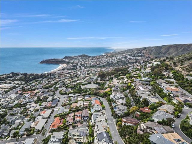537 Dunnegan Place, Laguna Beach CA: https://media.crmls.org/medias/600c1463-adea-4dc2-8b1f-58ddde21c18b.jpg