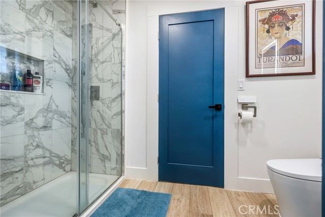 Look at this, the shower is spacious~