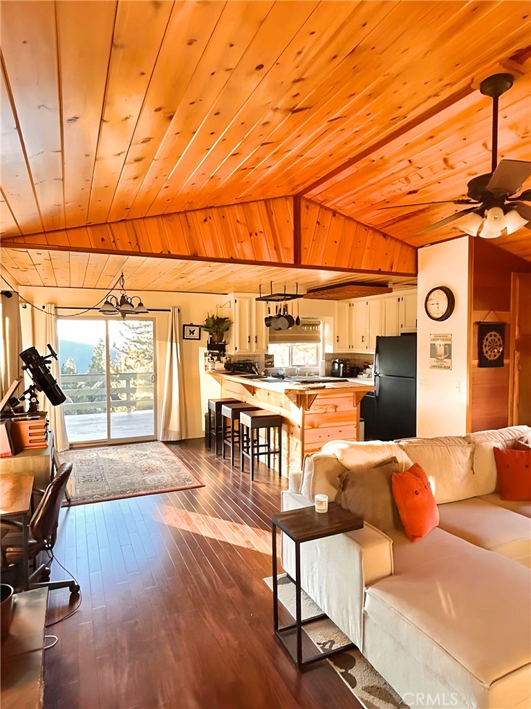 https://media.crmls.org/medias/600da4f2-379c-43ed-bd9d-f49523c3df63.jpg?preset=X-Large