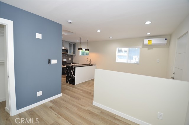 Detail Gallery Image 6 of 8 For 6406 Densmore Ave, Lake Balboa,  CA 91406 - 1 Beds | 1 Baths