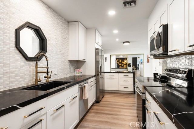 Detail Gallery Image 4 of 60 For 1980 E Rochelle Rd, Palm Springs,  CA 92262 - 5 Beds | 3 Baths