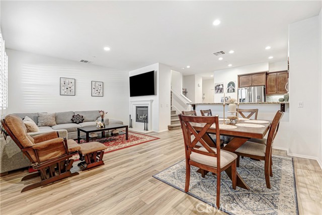 Detail Gallery Image 5 of 23 For 2234 Winifred #2,  Simi Valley,  CA 93063 - 3 Beds | 2/1 Baths