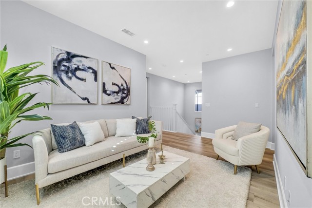 211 Fiore, Irvine CA: https://media.crmls.org/medias/60123e66-9ffc-4850-9523-ca80e3c8fe14.jpg