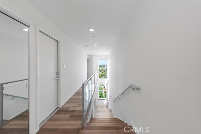 5220 Medina Road, Woodland Hills CA: https://media.crmls.org/medias/6015599a-0524-4a51-903e-1e5fde1b0a44.jpg